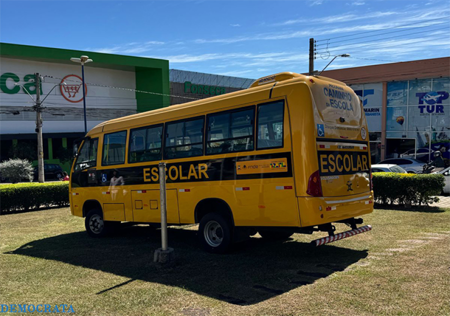 Educação recebe novo ônibus para transporte escolar
