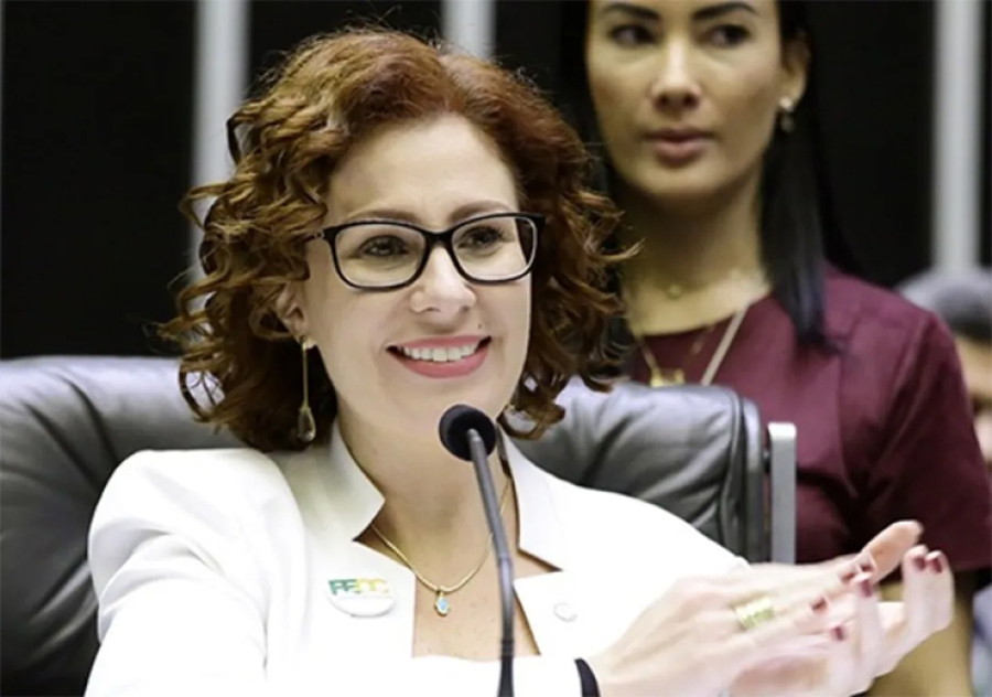 Carla Zambelli Anuncia Saída do Brasil após Condenação pelo STF