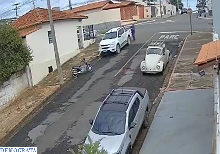 Cadeira de Rodas é levada na Avenida Santos Dumont em São José do Rio Pardo