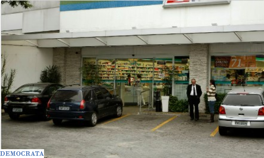 ‘Exclusivo para clientes’: posso parar em vaga de farmácia sem entrar ou vão guinchar o carro?
