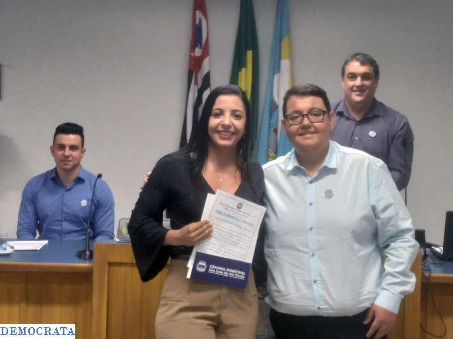 Secretária de Saúde Érica Bertelli Penha recebe homenagem da Câmara Municipal