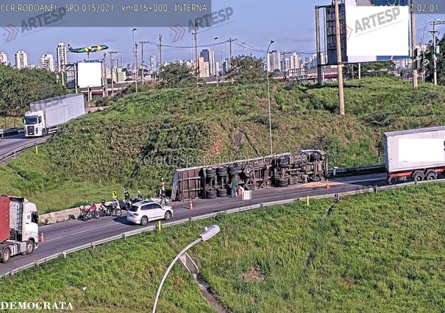 Carreta tomba e atinge barreira de concreto no Rodoanel em Barueri