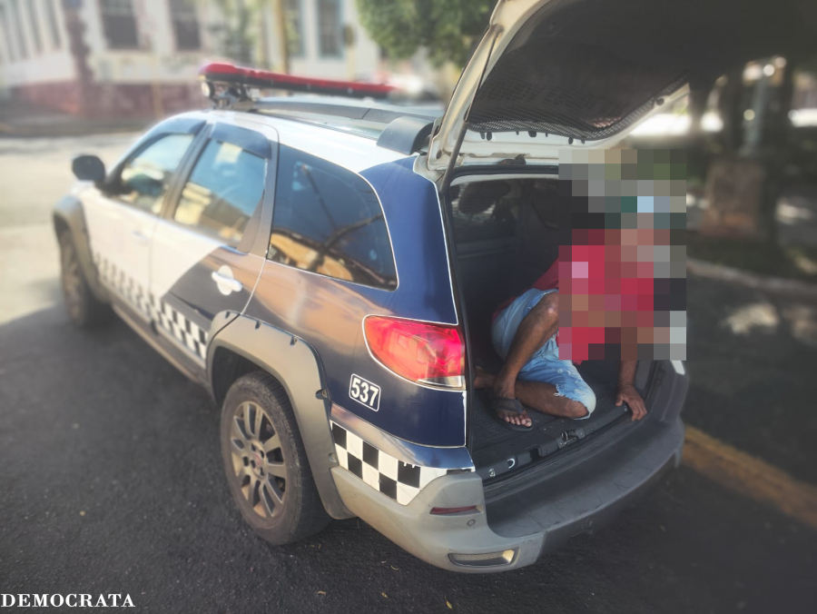 Andarilho é detido após ato obsceno no coreto da praça central