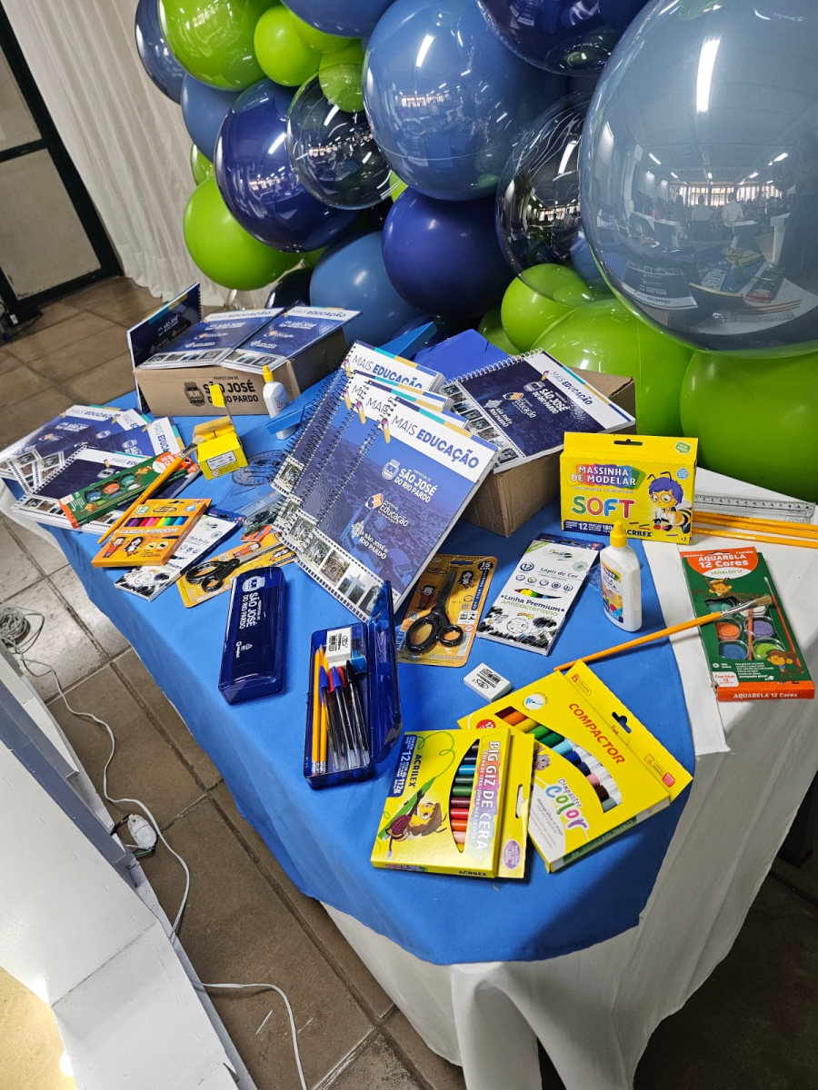 Mais de 3 mil alunos recebem kits escolares na rede municipal de São José do Rio Pardo