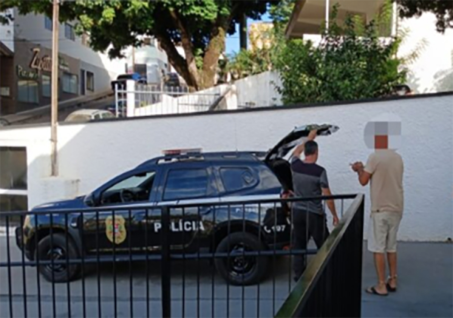 Polícia prende homem por tráfico de aves silvestres na Rodovia SP-207 em São José do Rio Pardo