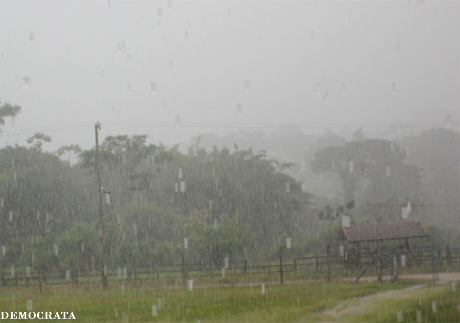 Tempestade com muitos raios atinge São José do Rio Pardo