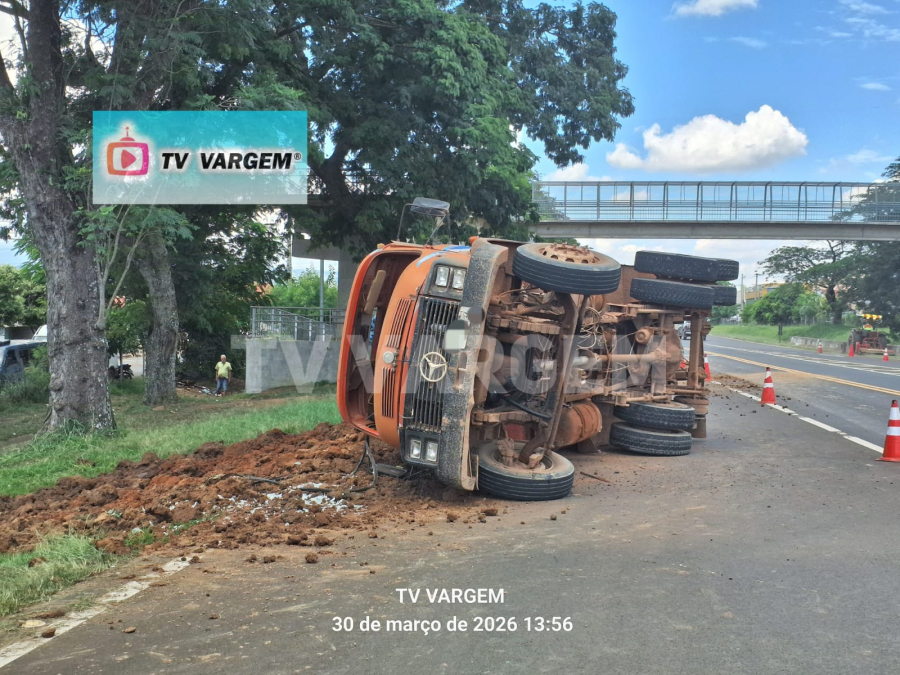Caminhão tomba após perder roda na SP-215 em Vargem Grande do Sul