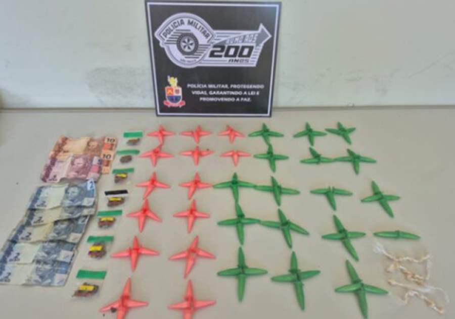 Polícia Militar prende dois jovens por tráfico de drogas no Carlos Cassucci em São José do Rio Pardo