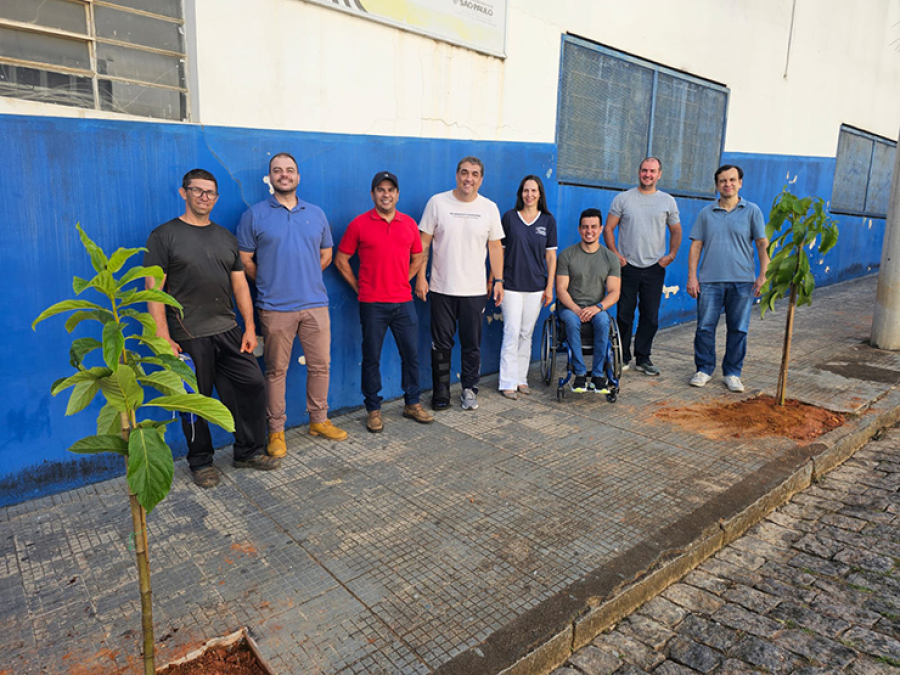 Prefeitura de São José do Rio Pardo realiza plantio de 32 árvores na região central