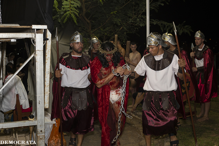 Encenação da Paixão de Cristo mantém tradição e reúne milhares durante a Semana Santa