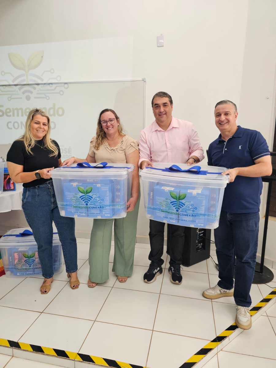 Prefeitura entrega tablets para escolas municipais
