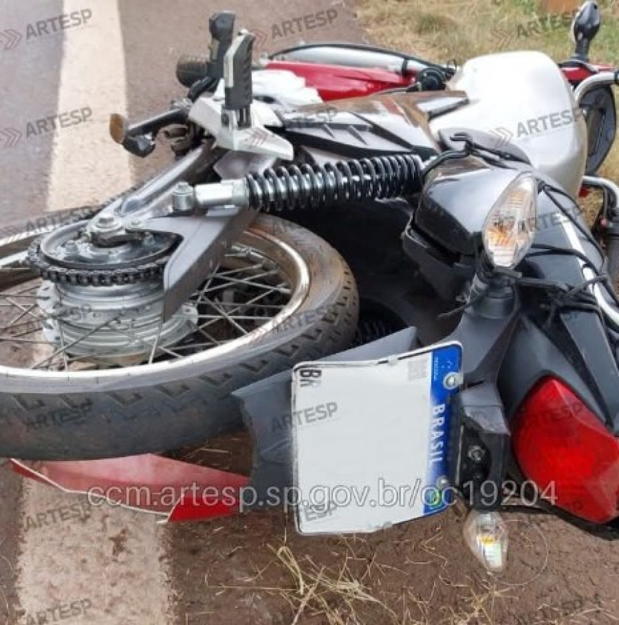 Jovem morre após colisão de motocicleta contra defensa metálica na SP-215, em Casa Branca