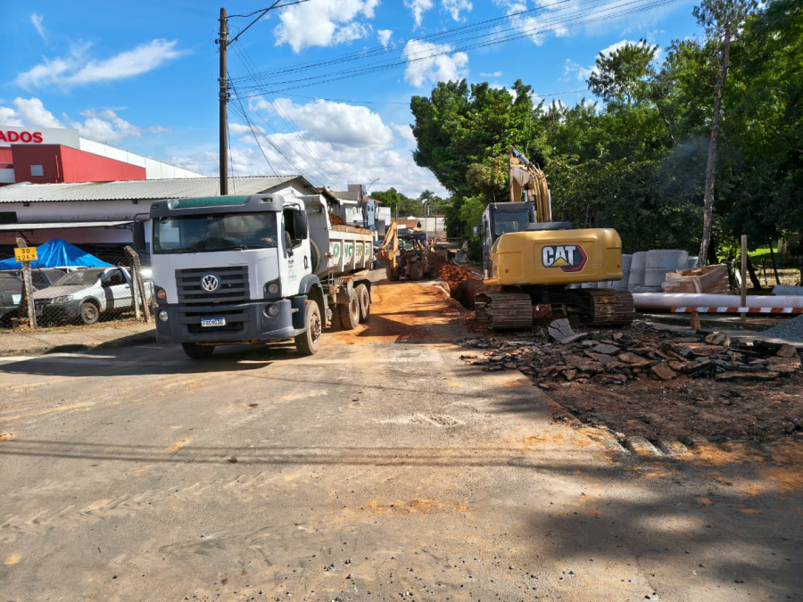 Obras de canalização avançam no córrego Macaúbas e entram em nova etapa do  Esgotão