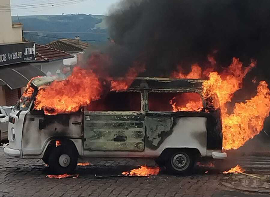 Kombi pega fogo próximo à Prefeitura de São José do Rio Pardo