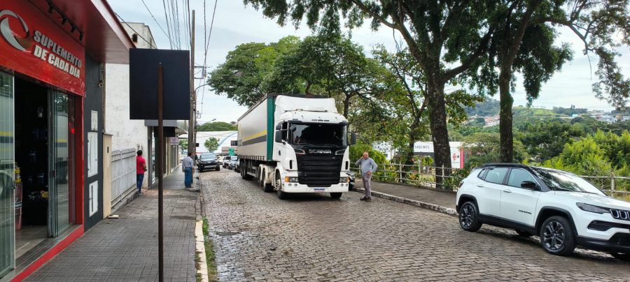 Alteração de trânsito para acesso à Nestlé gera retenção de carreta em São José do Rio Pardo
