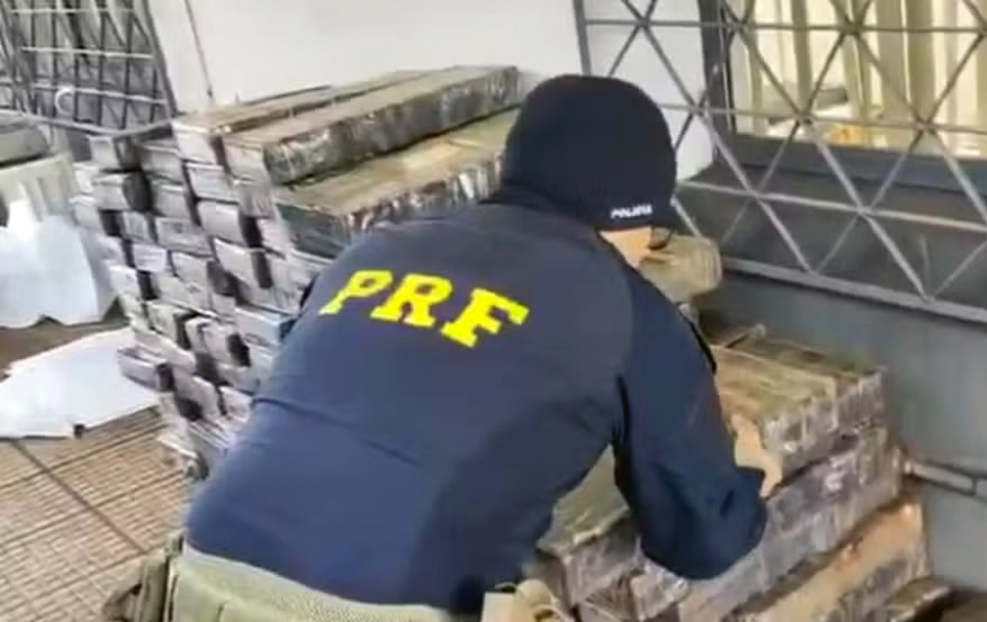 PRF apreende mais de 1 tonelada de maconha em caminhão; motorista é rio-pardense
