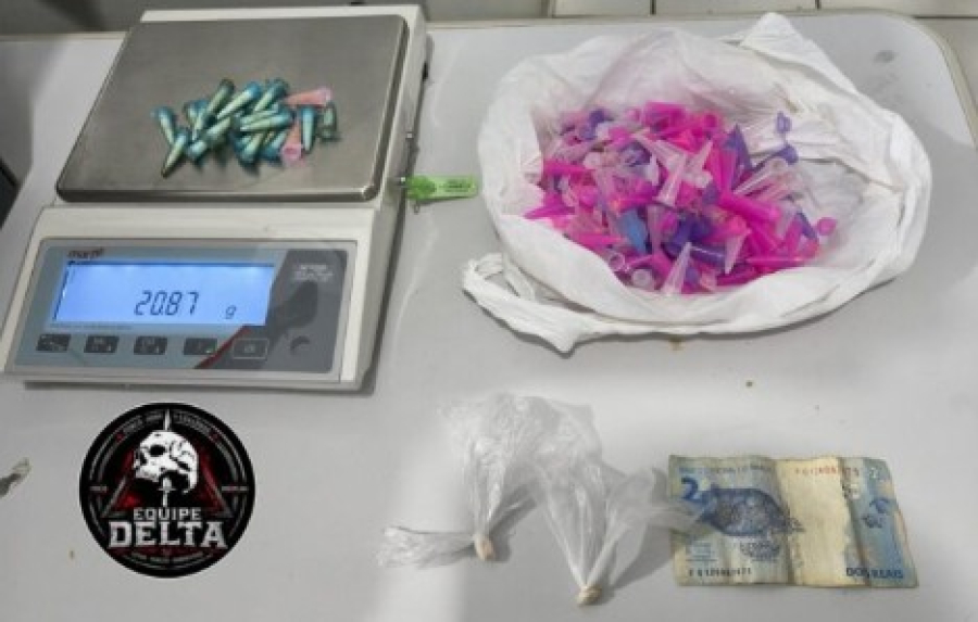 Homem descarta cocaína em frente a escola ao fugir da PM e é preso por tráfico